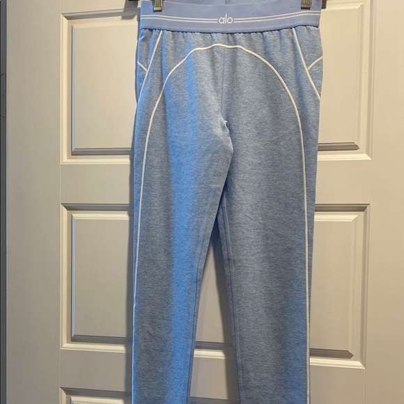 Alo yoga leggings
Color seashell blue heather/white
Size small - Picture 5 of 6